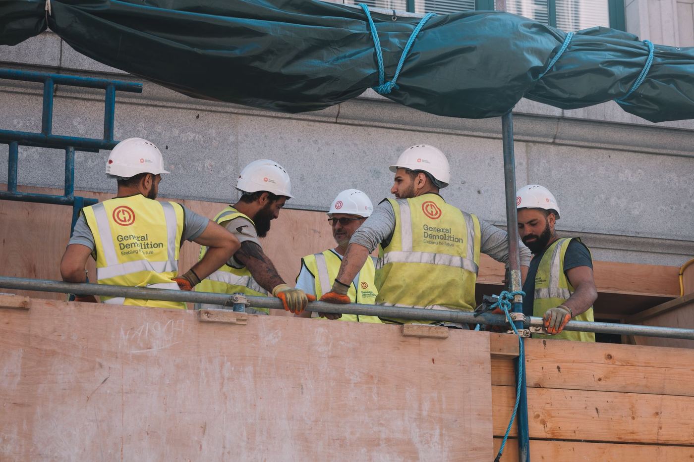 Bauteam bei der Arbeit
